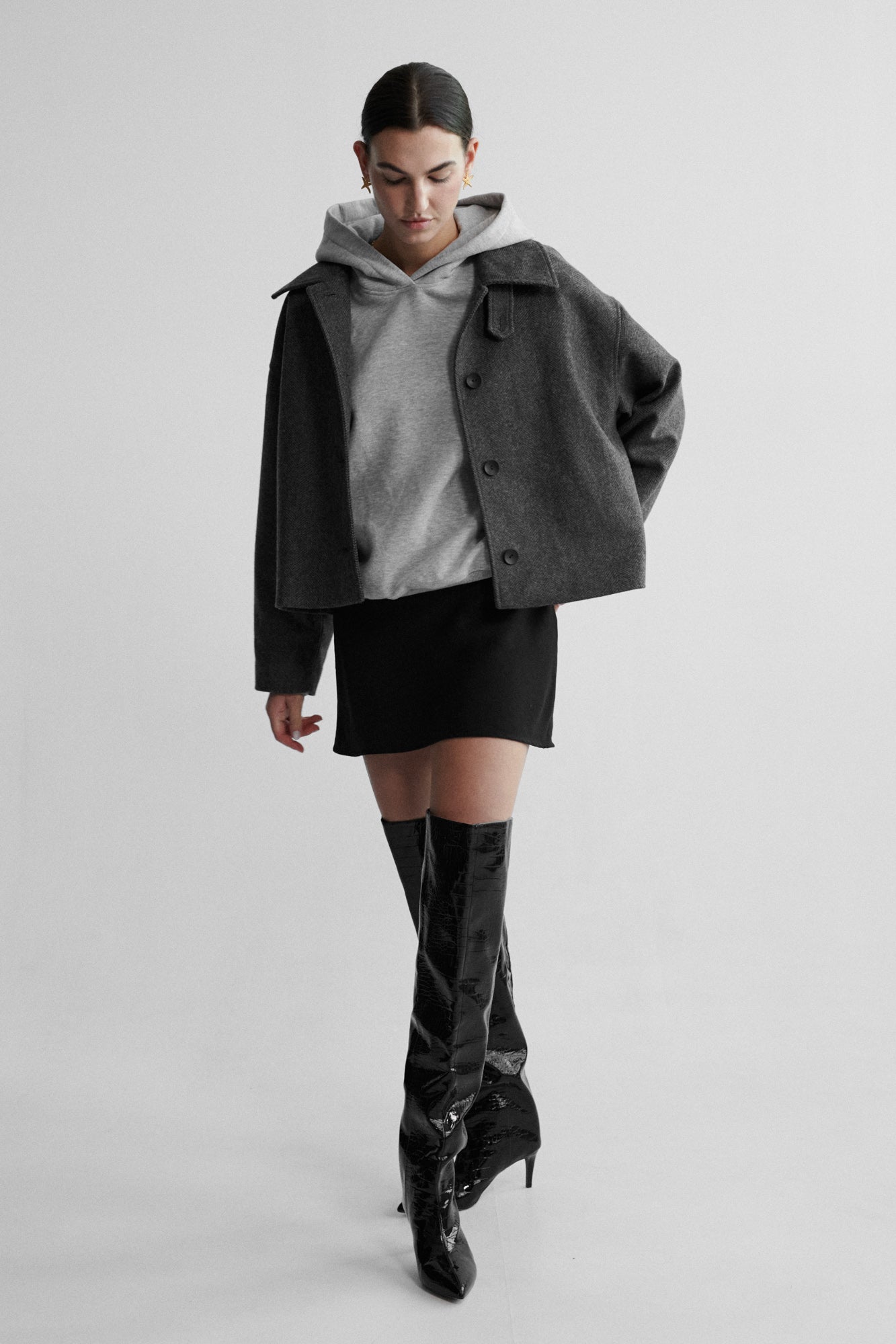 Kurtka z wełną z recyklingu / 18 / 08 / stone grey *spodnica-z-tencelu-07-07-onyx-black,bluza-z-bawelny-17-15-mist-grey* ?Modelka ma 178 cm wzrostu i ma na sobie rozmiar M/L?