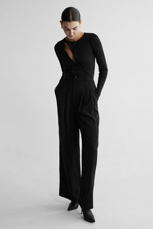 Body z bawełny organicznej / 01 / 14 / onyx black *spodnie-z-tencelu-05-02-onyx-black* ?Modelka ma 178 cm wzrostu i ma na sobie rozmiar S?