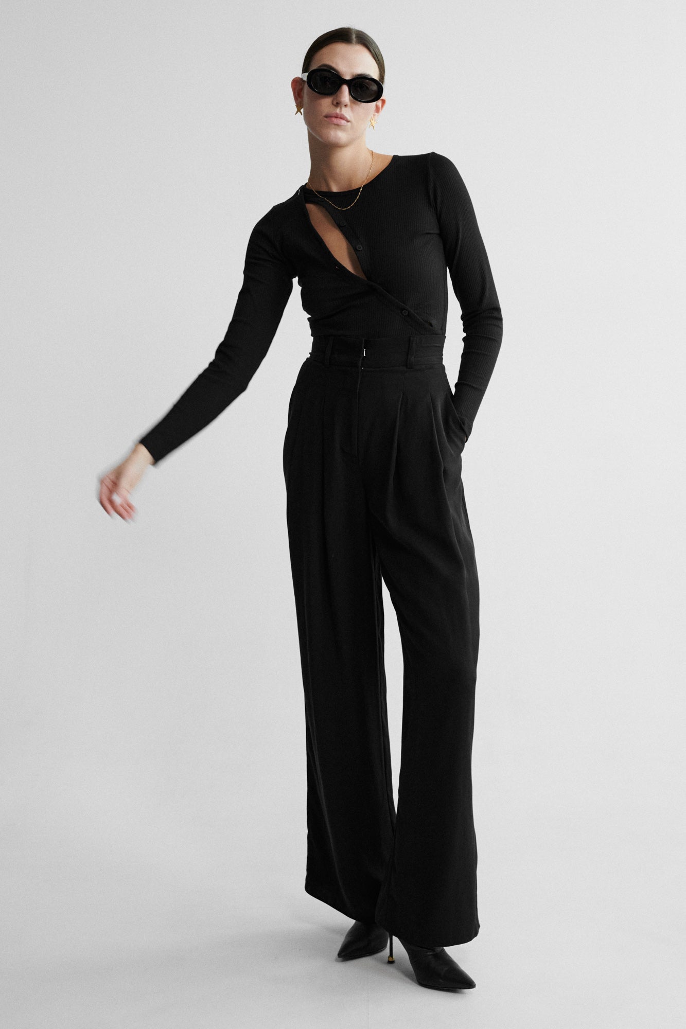 Body z bawełny organicznej / 01 / 14 / onyx black *spodnie-z-tencelu-05-02-onyx-black* ?Modelka ma 178 cm wzrostu i ma na sobie rozmiar S?