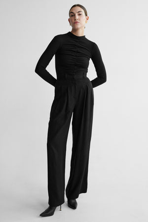 Body z bawełny organicznej / 01 / 37 / onyx black *spodnie-z-tencelu-05-02-onyx-black* ?Modelka ma 178 cm wzrostu i ma na sobie rozmiar S?