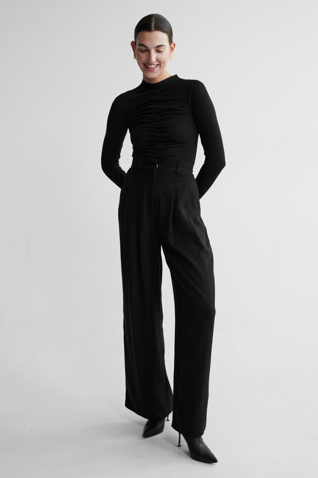 Body z bawełny organicznej / 01 / 37 / onyx black *spodnie-z-tencelu-05-02-onyx-black* ?Modelka ma 178 cm wzrostu i ma na sobie rozmiar S?