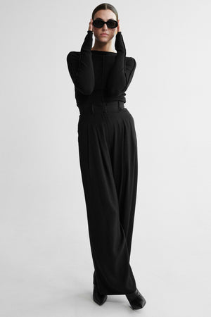 Longsleeve z bawełny organicznej / 14 / 02 / onyx black *spodnie-z-tencelu-05-02-onyx-black* ?Modelka ma 178 cm wzrostu i ma na sobie rozmiar XS? 