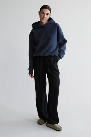Bluza z bawełny / 17 / 15 / volcanic sand *spodnie-z-tencelu-05-02-onyx-black* ?Modelka ma 178 cm wzrostu i ma na sobie rozmiar XS/S?