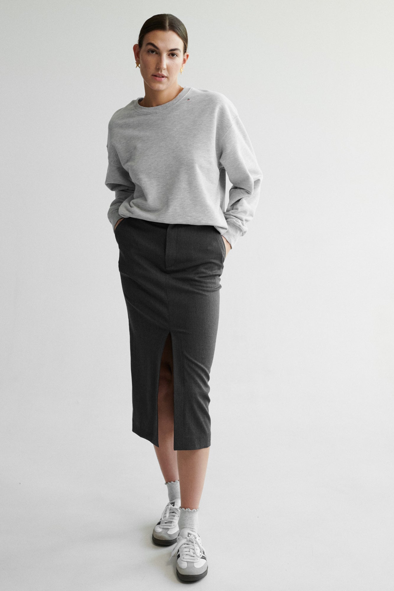 Bluza z bawełny / 17 / 16 / mist grey / cherry ?Modelka ma 178 cm wzrostu i ma na sobie rozmiar XS/S?