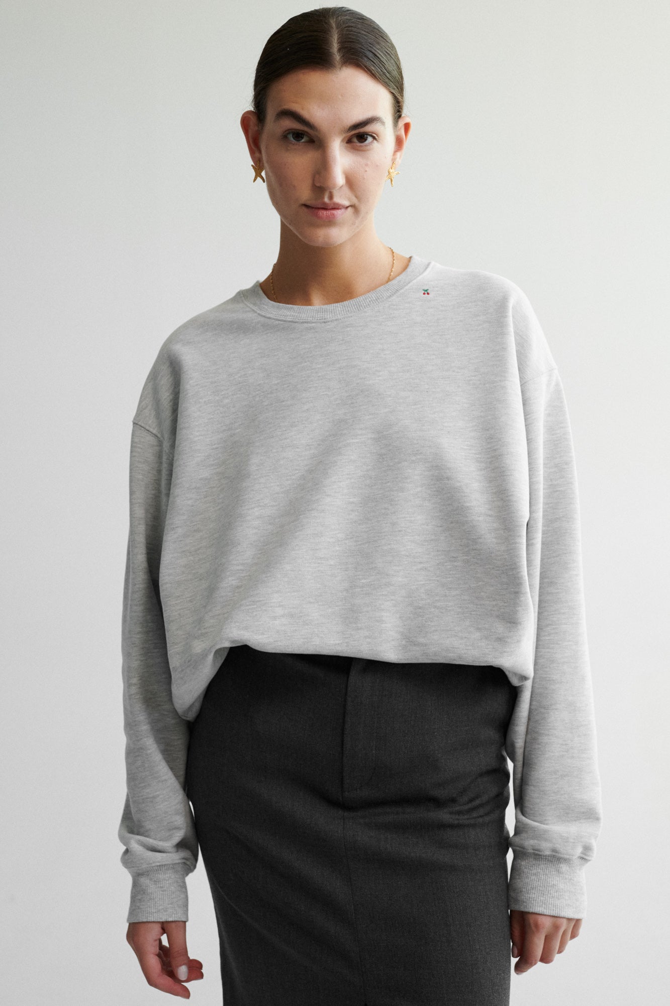 Bluza z bawełny / 17 / 16 / mist grey / cherry ?Modelka ma 178 cm wzrostu i ma na sobie rozmiar XS/S?