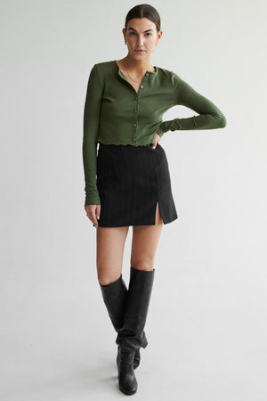 Longsleeve z bawełny organicznej / 14 / 21 / olive garden *spodnica-z-wiskozy-i-jedwabiu-07-02-modern-black* ?Modelka ma 178 cm wzrostu i ma na sobie rozmiar XS?