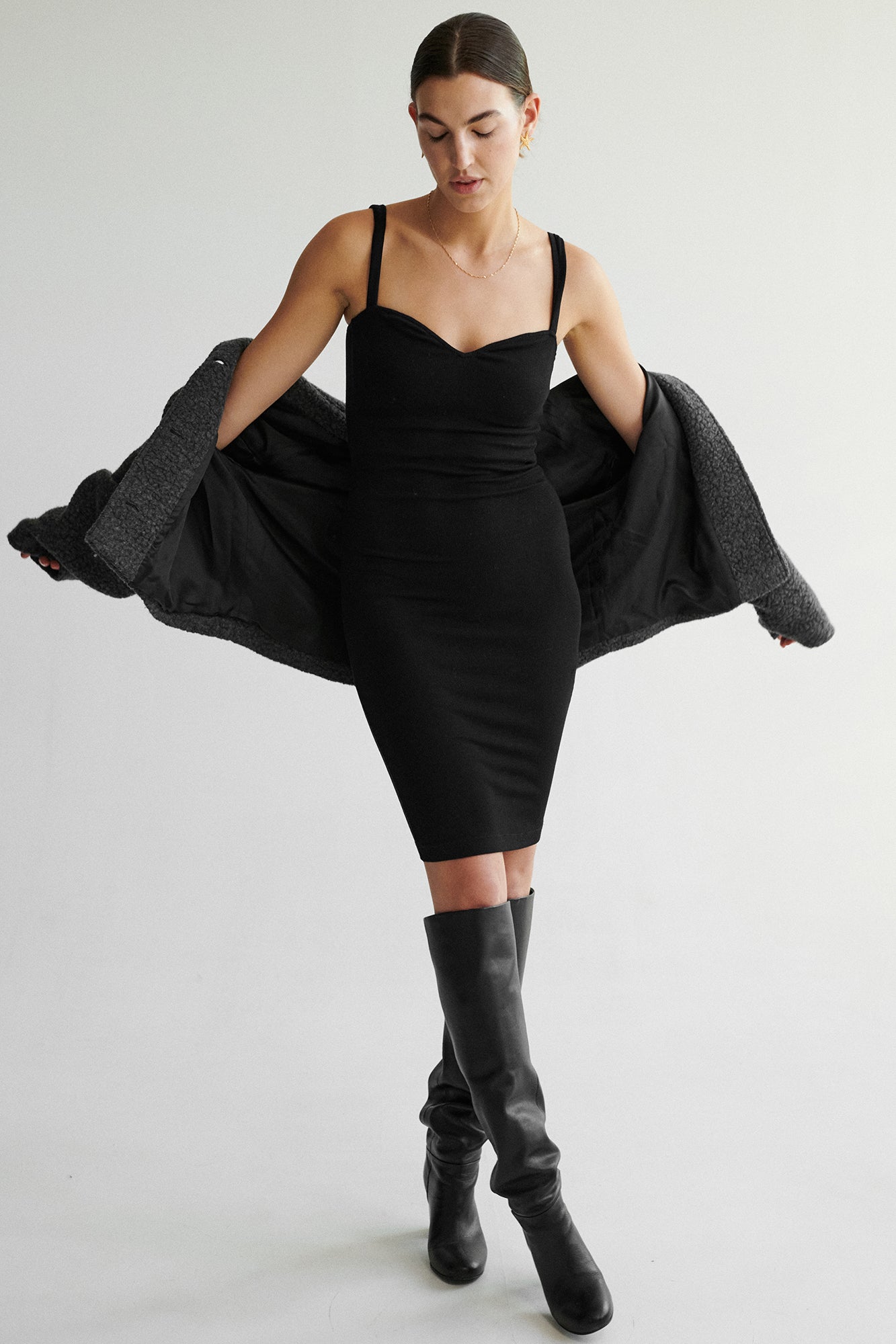 Sukienka z wiskozy / 02 / 33 / onyx black *kurtka-z-welna-18-08-cloud-grey* ?Modelka ma 178 cm wzrostu i ma na sobie rozmiar S?
