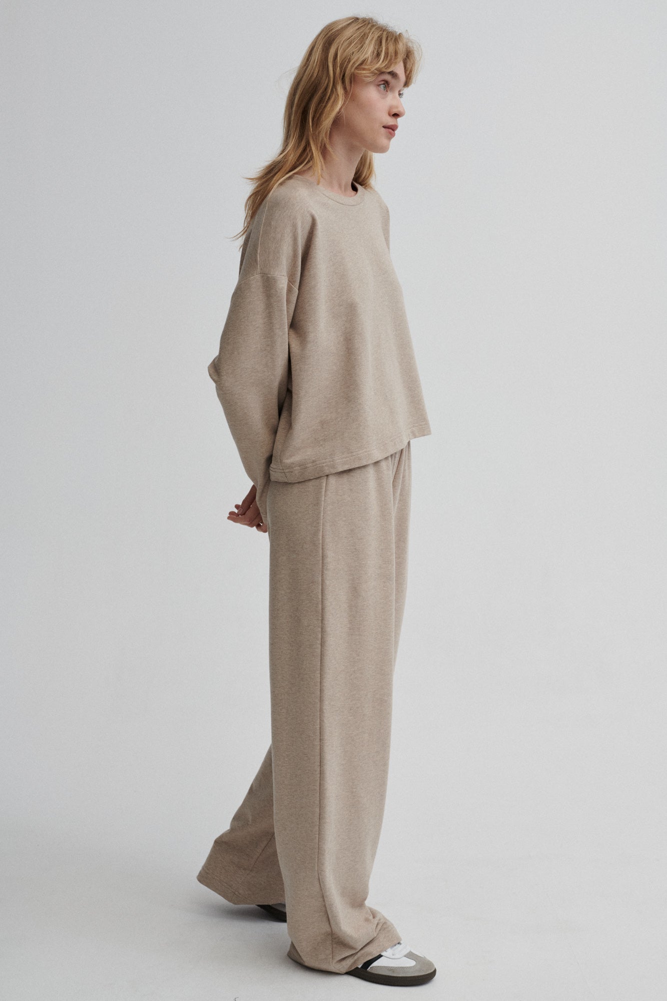 Dresy z bawełny organicznej / 04 / 12 / cappuccino *bluza-z-bawelny-organicznej-14-04-cappuccino* ?Modelka ma 179 cm wzrostu i nosi rozmiar XS/S?
