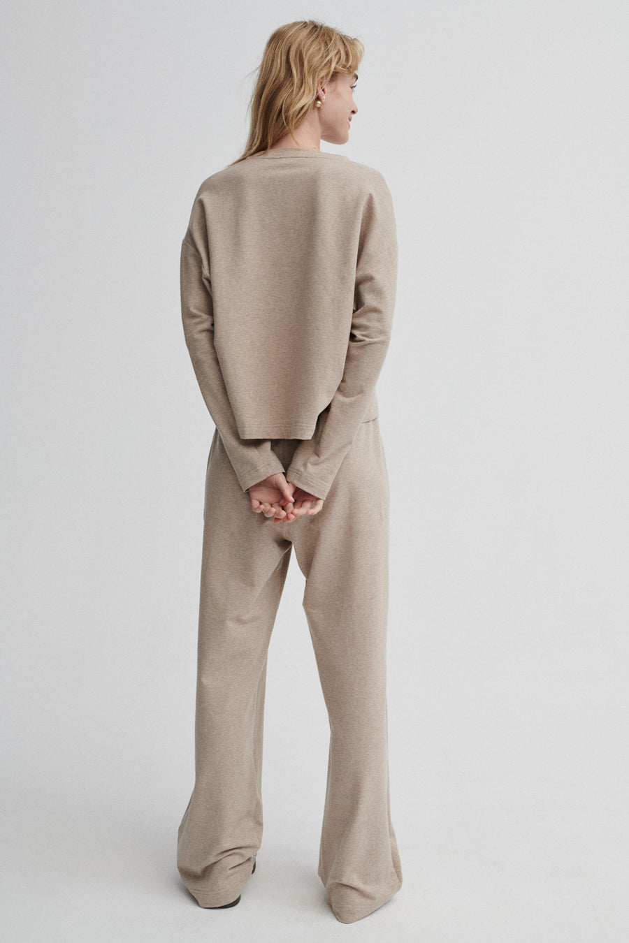 Spodnie dresowe z bawełny organicznej / 04 / 12 / cappuccino *bluza-z-bawelny-organicznej-14-04-cappuccino* ?Modelka ma 179 cm wzrostu i nosi rozmiar XS/S?