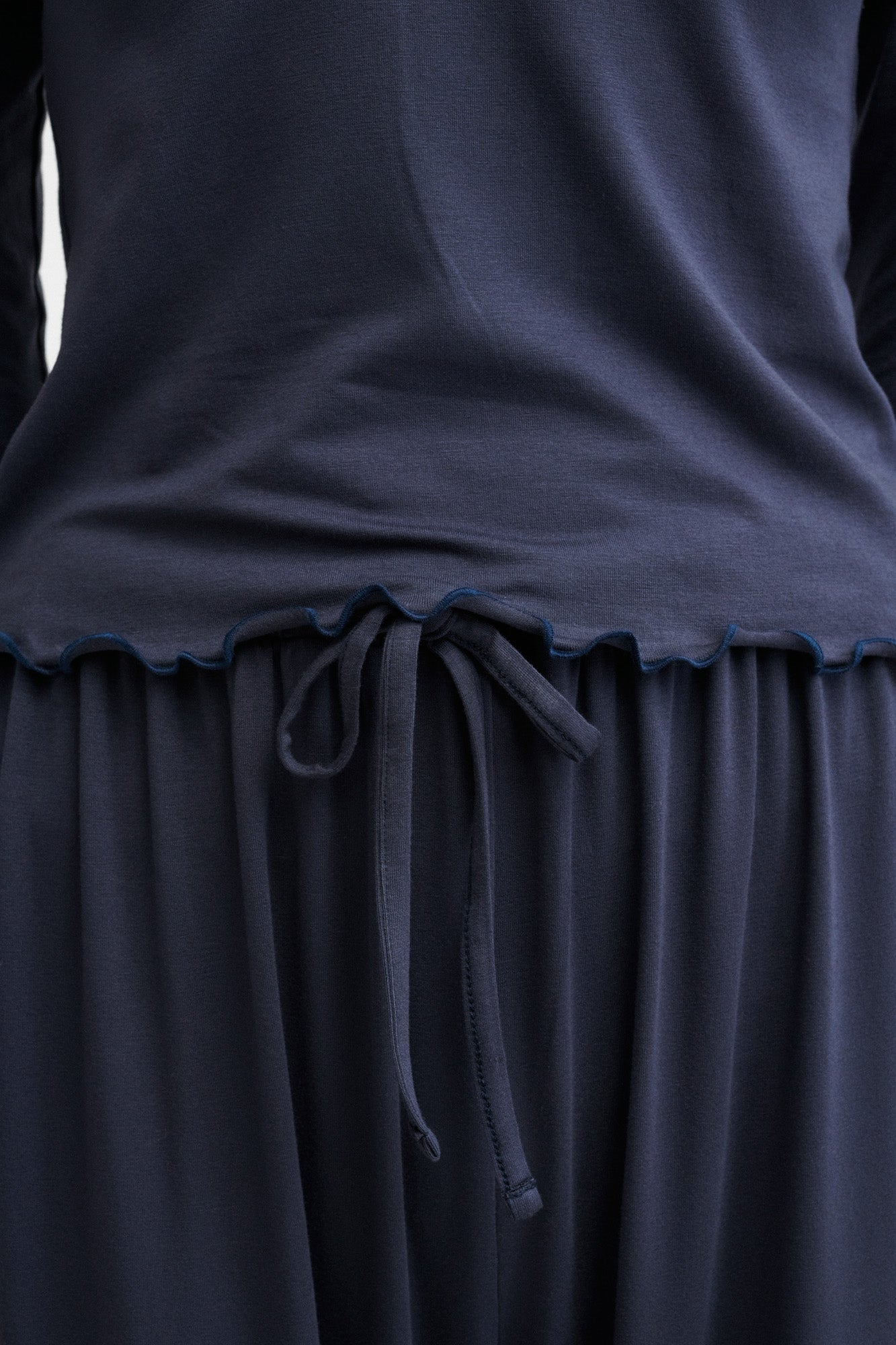 Spodnie z lejącego Ecovero™ / 04 / 13 / blue graphite *longsleeve-z-ecovero-14-22-blue-graphite* ?Modelka ma 175 cm wzrostu i ma na sobie rozmiar XS/S?