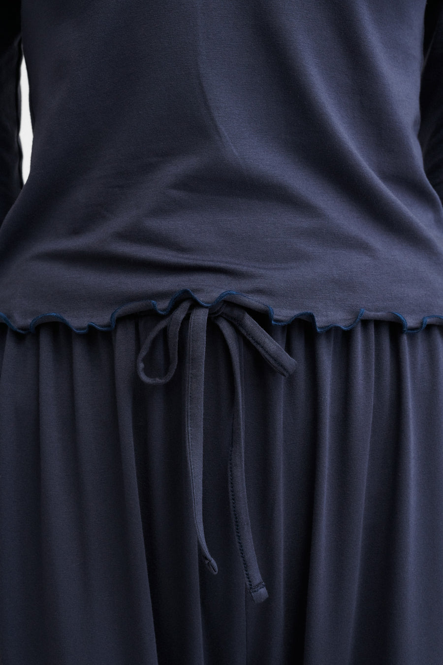 Spodnie z lejącego Ecovero™ / 04 / 13 / blue graphite PRE-ORDER *longsleeve-z-ecovero-14-22-blue-graphite* ?Modelka ma 175 cm wzrostu i ma na sobie rozmiar XS/S?