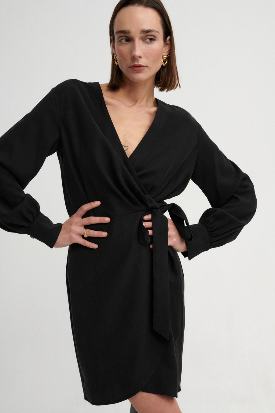 Sukienka z Tencelu™ / 03 / 05 / onyx black PRE-ORDER ?Modelka ma 175 cm wzrostu i ma na sobie rozmiar S?