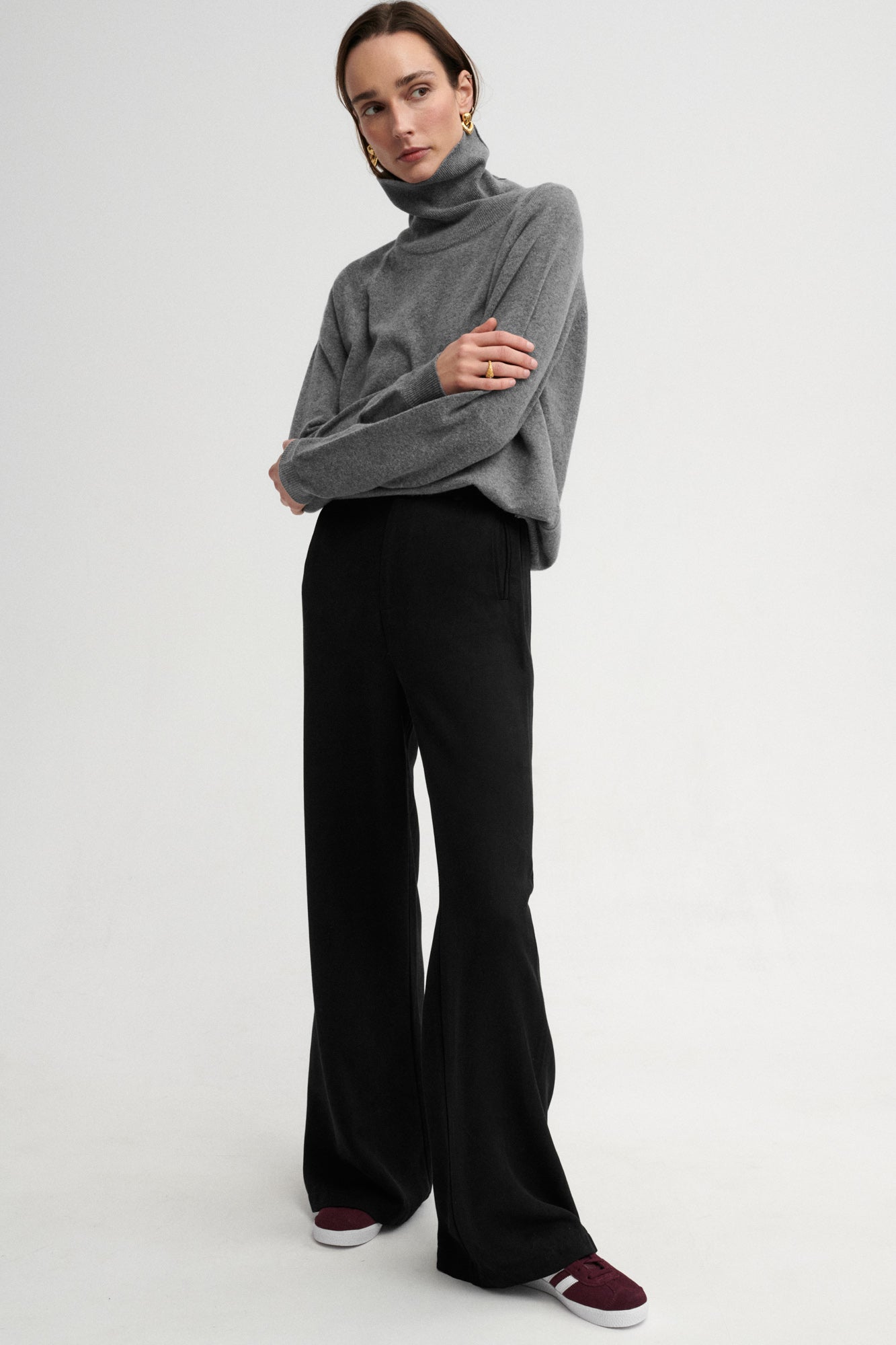 Spodnie z Tencelu™ / 05 / 05 / onyx black PRE-ORDER *golf-z-welny-merino-16-13-stone-grey* ?Modelka ma 175 cm wzrostu i ma na sobie rozmiar XS?