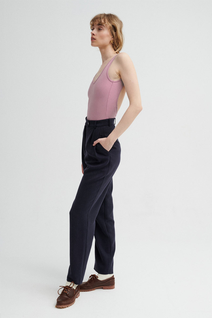 Body z bawełny organicznej / 01 / 36 / dusty pink *spodnie-z-tencelu-05-17-night-blue* ?Modelka ma 179cm wzrostu i prezentuje rozmiar S? 