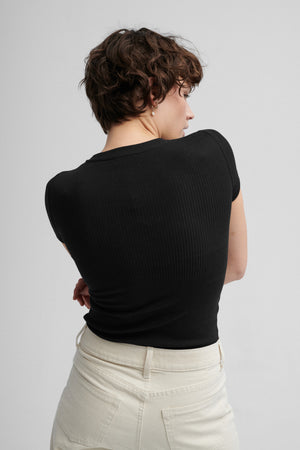 T-shirt z bawełny organicznej / 13 / 04 / onyx black ?Modelka ma 178 cm wzrostu i prezentuje rozmiar XS?