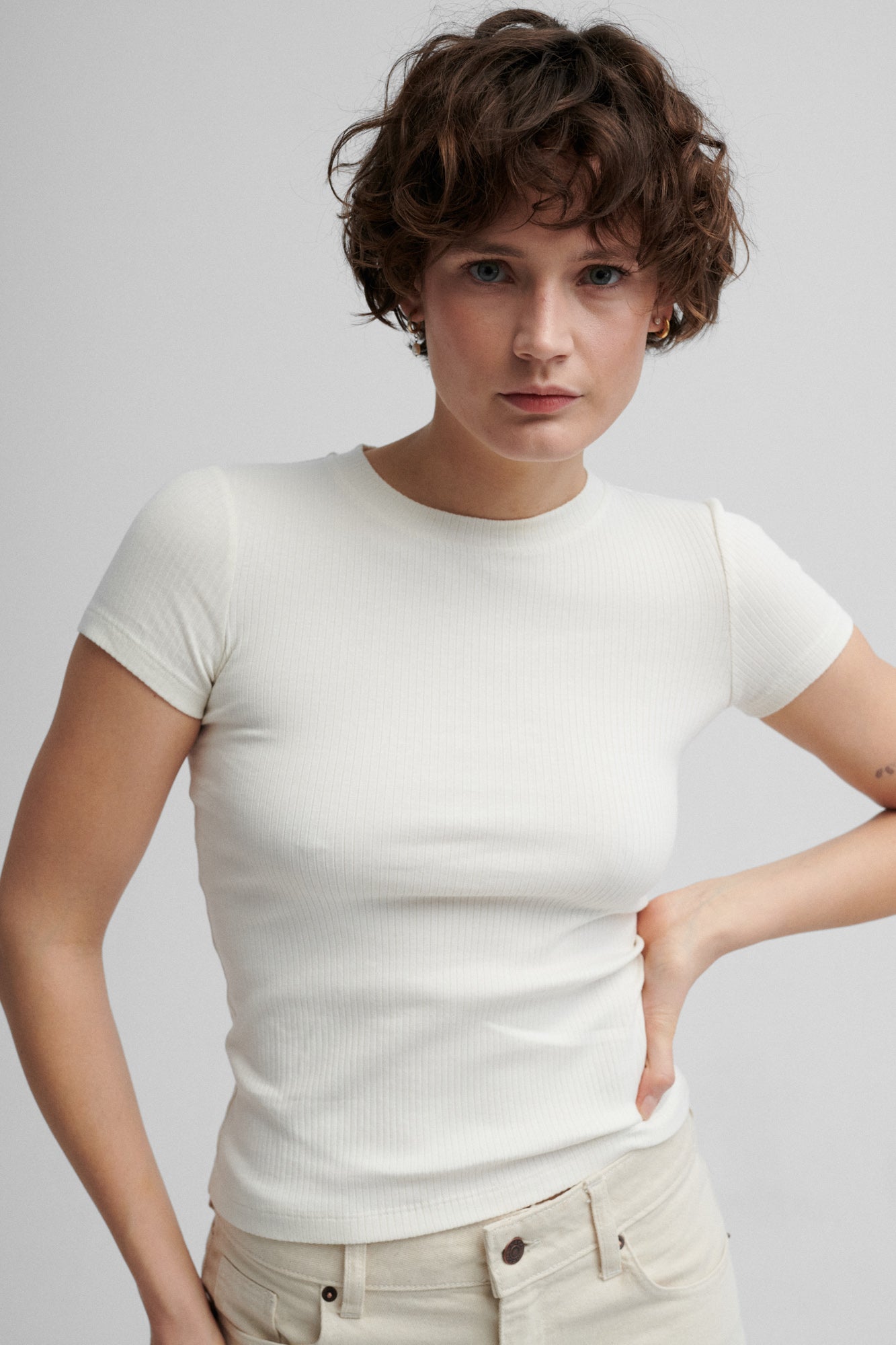 T-shirt z bawełny organicznej / 13 / 04 / cream white ?Modelka ma 178 cm wzrostu i prezentuje rozmiar XS?