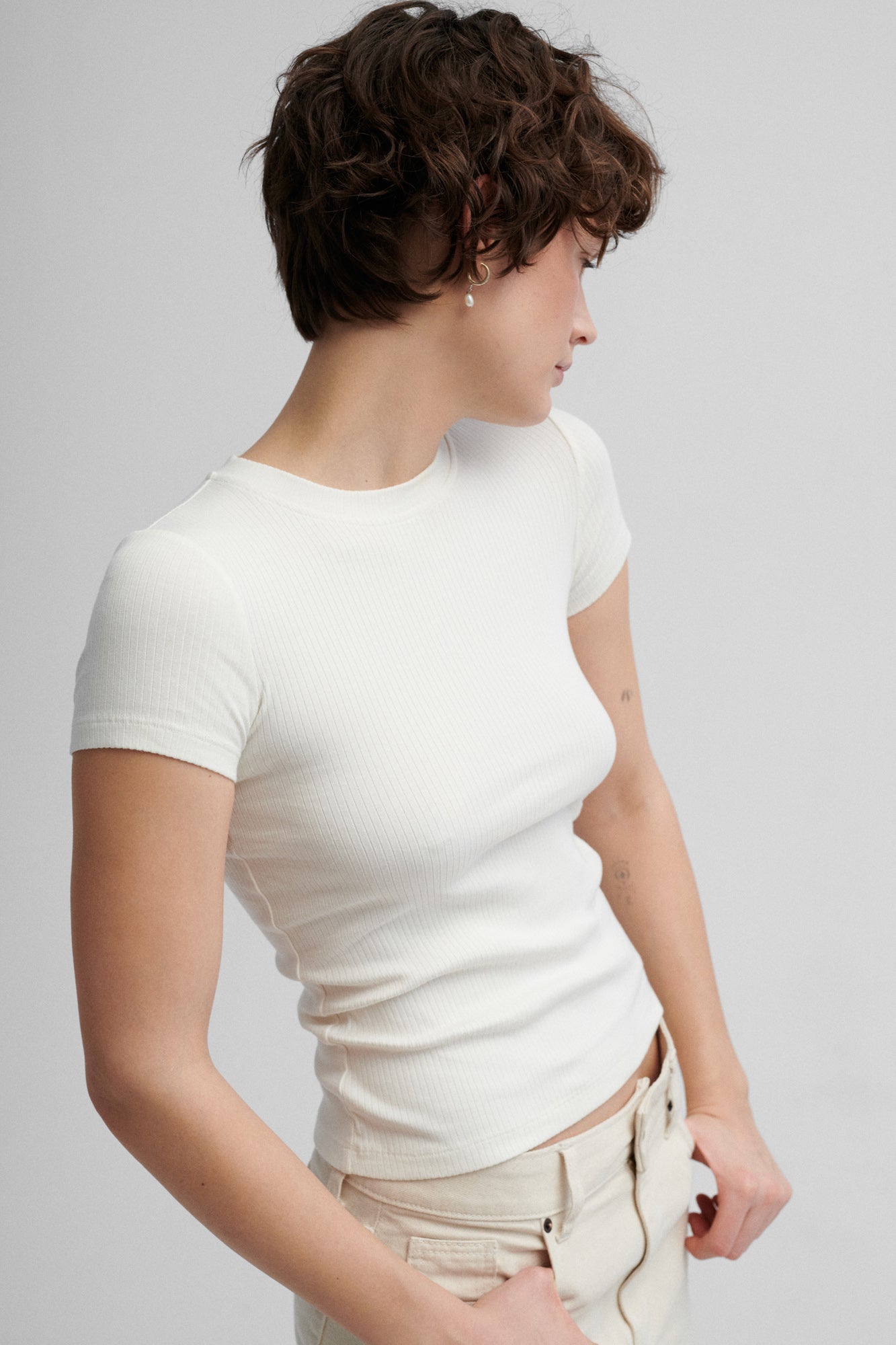 T-shirt z bawełny organicznej / 13 / 04 / cream white ?Modelka ma 178 cm wzrostu i prezentuje rozmiar XS?