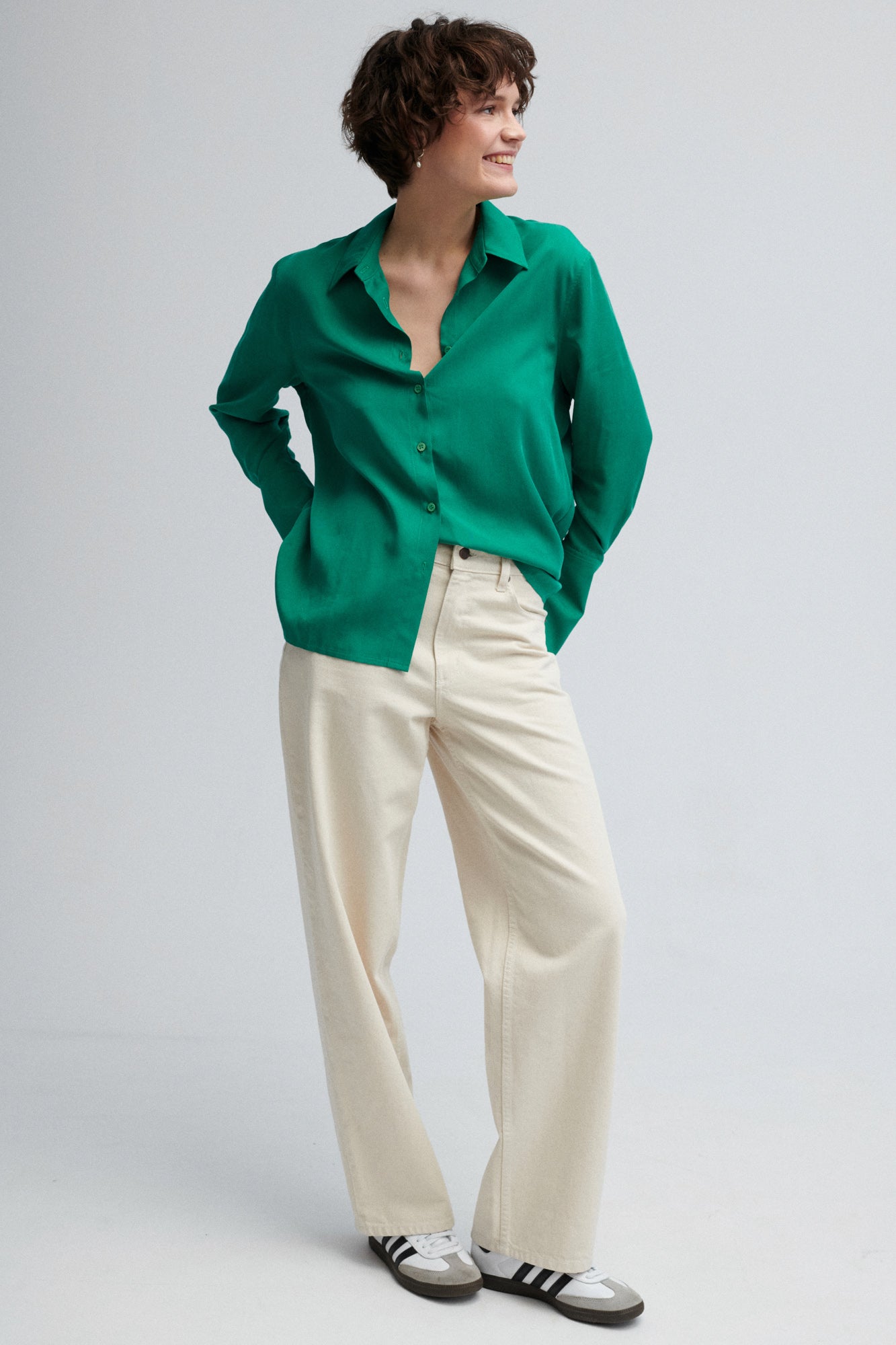 Koszula z Tencelu™ / 12 / 11 / emerald green  ?Modelka ma 178 cm wzrostu i prezentuje rozmiar M/L?