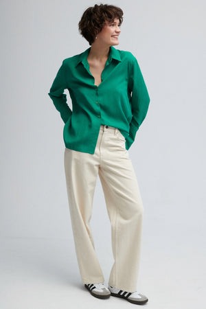 Koszula z Tencelu™ / 12 / 11 / emerald green  ?Modelka ma 178 cm wzrostu i prezentuje rozmiar M/L?