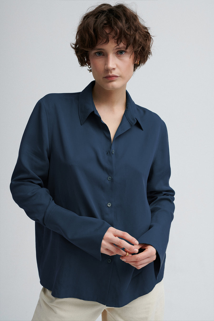 Koszula z Tencelu™ / 12 / 11 / night blue  ?Modelka ma 178 cm wzrostu i prezentuje rozmiar M/L?