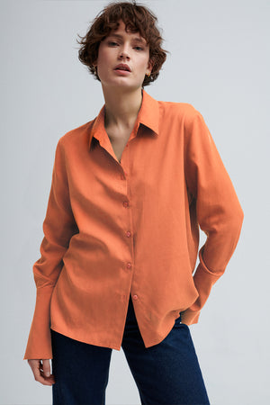 Koszula z Tencelu™ / 12 / 11 / peach sorbet ?Modelka ma 178 cm wzrostu i prezentuje rozmiar M/L?