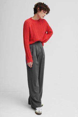 Spodnie z Tencelu™ / 05 / 02 / cloud grey *sweter-z-bawelny-organicznej-16-14-orchid-red*?Modelka ma 178 cm wzrostu i prezentuje rozmiar XS?