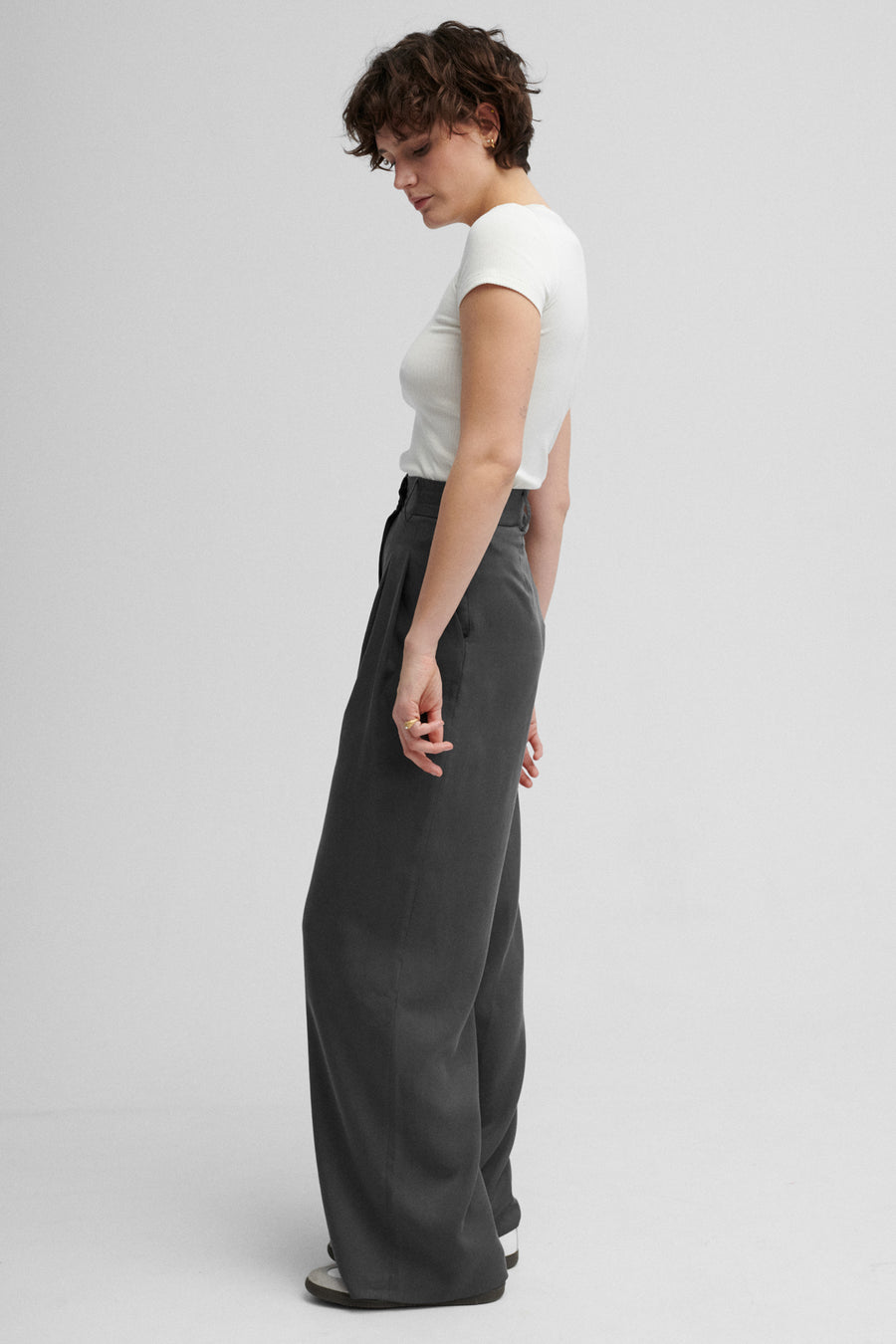 Spodnie z Tencelu™ / 05 / 02 / cloud grey *t-shirt-z-bawelny-organicznej-13-04-cream-white* ?Modelka ma 178 cm wzrostu i prezentuje rozmiar XS?