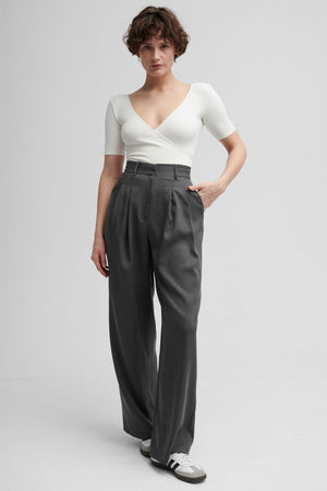 Body z bawełny organicznej / 01 / 04 / cream white *spodnie-z-tencelu-05-02-cloud-grey* ?Modelka ma 178 cm wzrostu i prezentuje rozmiar XS?