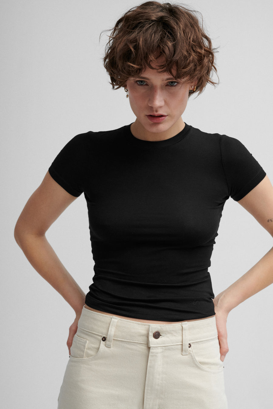 T-shirt z Ecovero™ / 13 / 04 / deep black ?Modelka ma 178 cm wzrostu i prezentuje rozmiar XS?