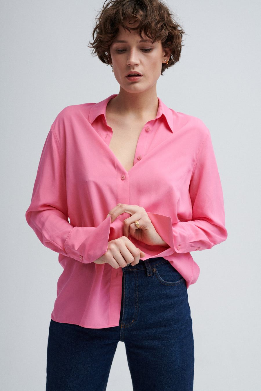 Koszula z wiskozy / 12 / 11 / flamingo pink PRE-ORDER ?Modelka ma 178 cm wzrostu i prezentuje rozmiar XS/S?