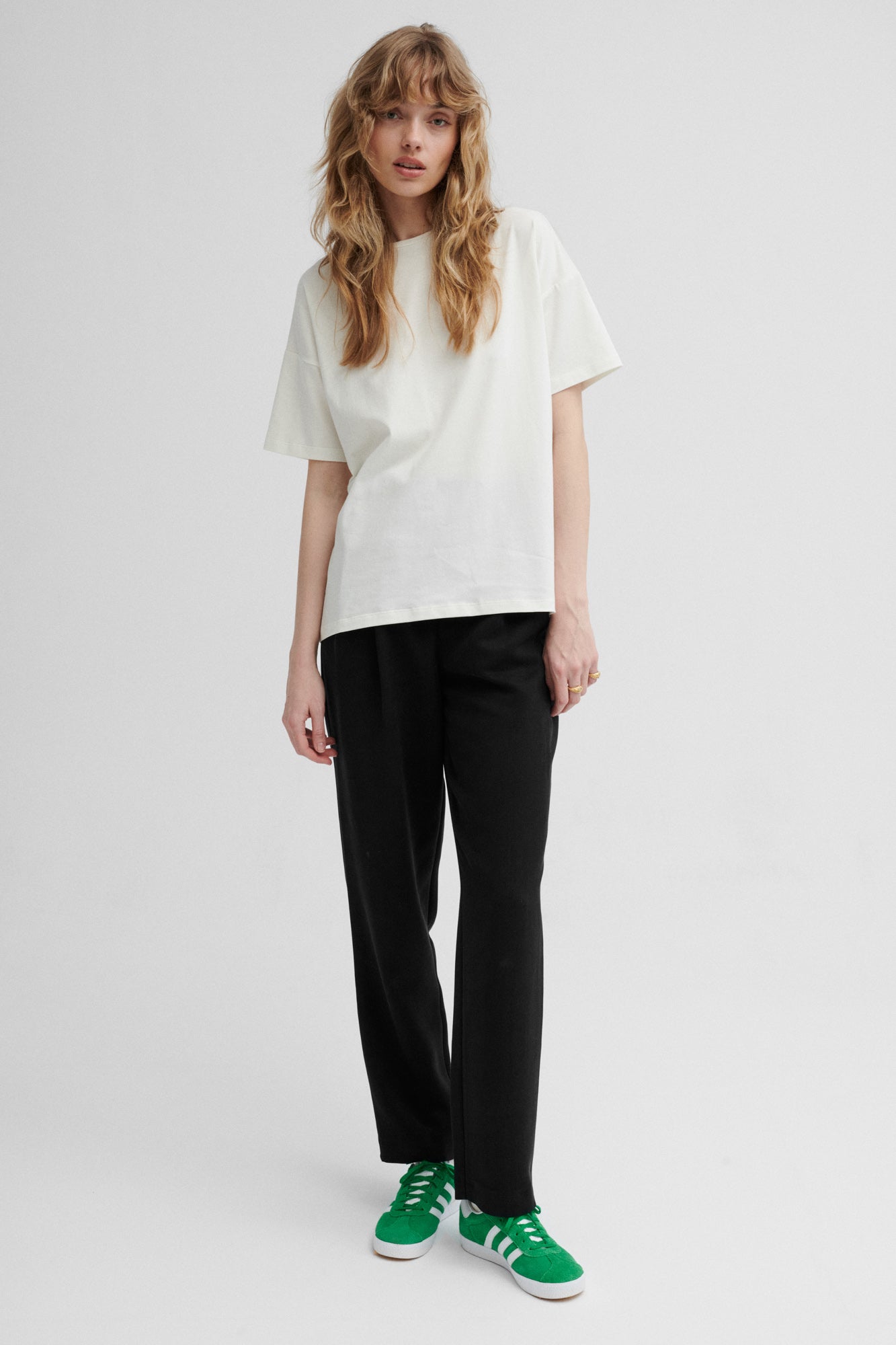 T-shirt z bawełny organicznej / 13 / 27 / cream white*spodnie-z-tencelu-05-17-night-blue* ?Modelka ma 179 cm wzrostu i prezentuje rozmiar XS?