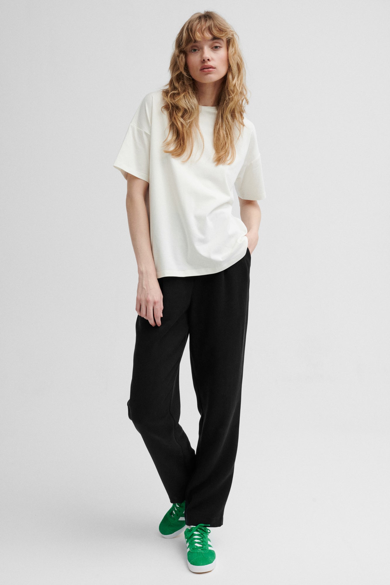 T-shirt z bawełny organicznej / 13 / 27 / cream white*spodnie-z-tencelu-05-17-onyx-black* ?Modelka ma 179 cm wzrostu i prezentuje rozmiar XS?