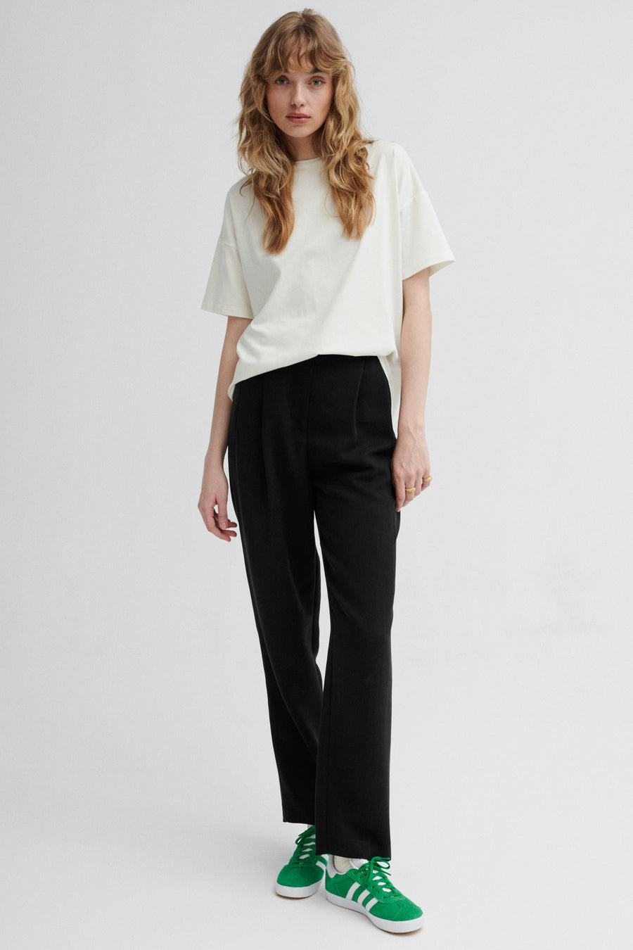 Spodnie z Tencelu™ / 05 / 17 / onyx black *t-shirt-z-bawelny-organicznej-13-27-cream-white*?Modelka ma 179 cm wzrostu i prezentuje rozmiar XS?