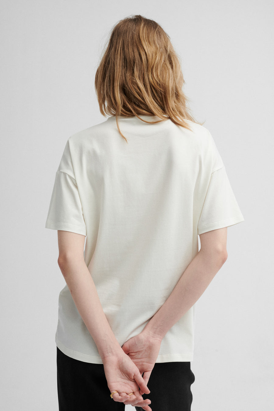 T-shirt z bawełny organicznej / 13 / 27 / cream white*spodnie-z-tencelu-05-17-onyx-black* ?Modelka ma 179 cm wzrostu i prezentuje rozmiar XS?