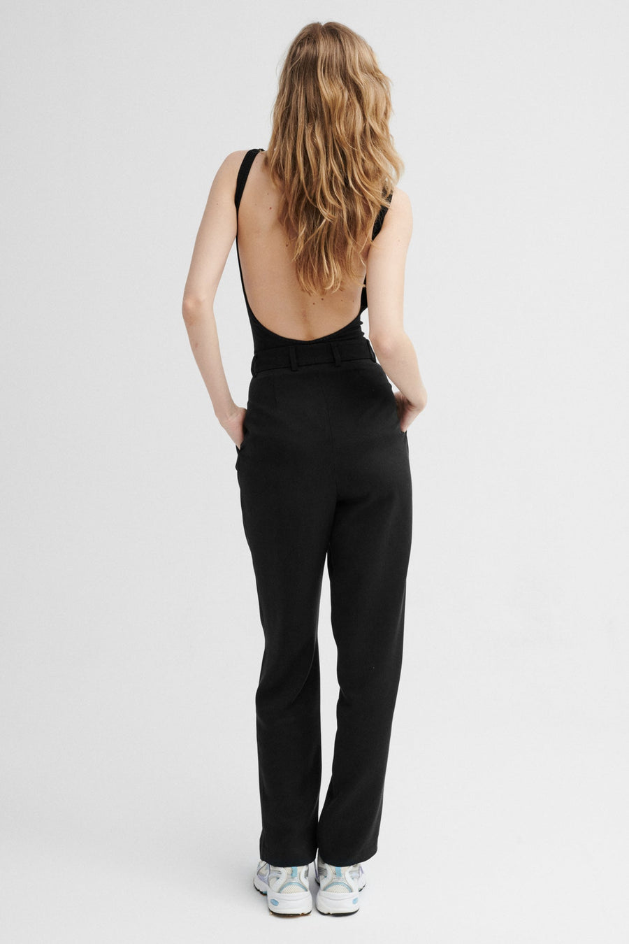 Body z bawełny organicznej / 01 / 36 / onyx black *spodnie-z-tencelu-05-17-onyx-black* ?Modelka ma 179 cm wzrostu i prezentuje rozmiar S?