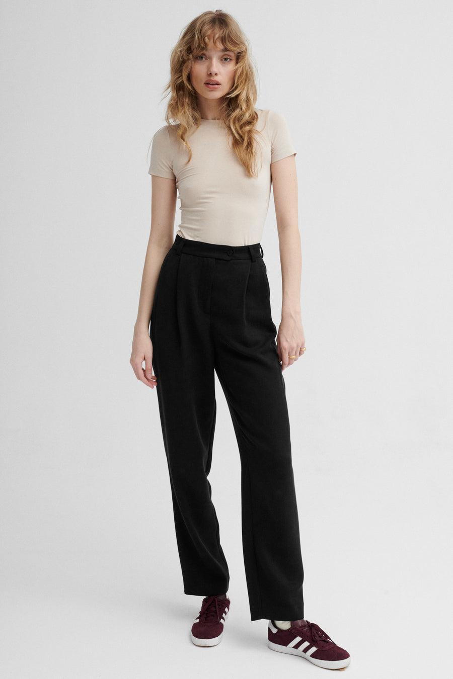 Spodnie z Tencelu™ / 05 / 17 / onyx black *t-shirt-z-ecovero-13-04-sandshell*?Modelka ma 179 cm wzrostu i prezentuje rozmiar XS?
