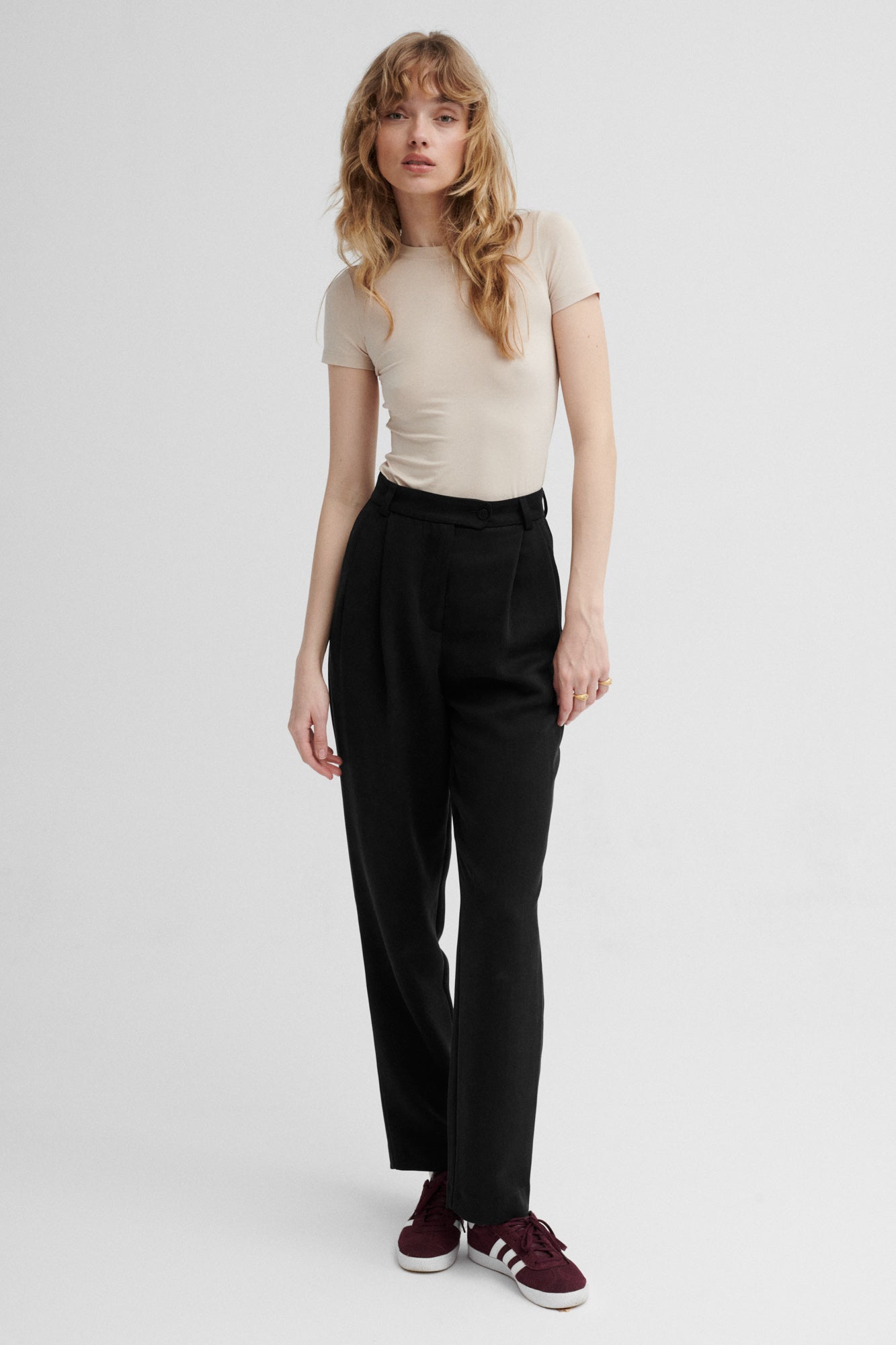 Spodnie z Tencelu™ / 05 / 17 / onyx black *t-shirt-z-ecovero-13-04-sandshell*?Modelka ma 179 cm wzrostu i prezentuje rozmiar XS?
