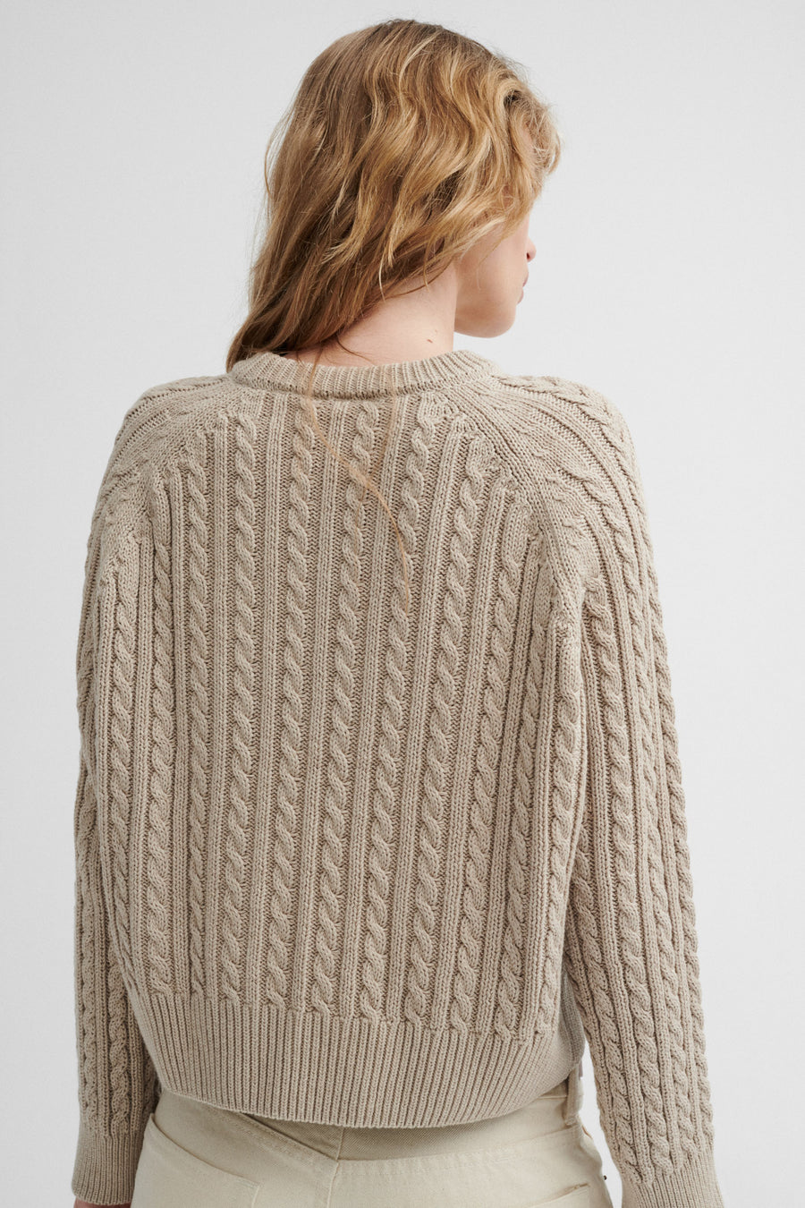 Sweter z bawełny organicznej / 16 / 14 / dust storm ?Modelka ma 179 cm wzrostu i prezentuje rozmiar XS/S?