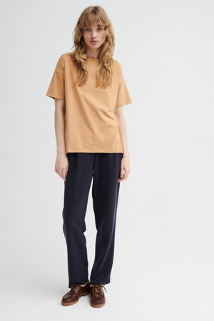 T-shirt z bawełny organicznej / 13 / 27 / caramel*spodnie-z-tencelu-05-17-night-blue* ?Modelka ma 179 cm wzrostu i prezentuje rozmiar XS?