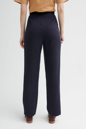 Spodnie z Tencelu™ / 05 / 17 / night blue *t-shirt-z-bawelny-13-27-caramel*?Modelka ma 179 cm wzrostu i prezentuje rozmiar XS?