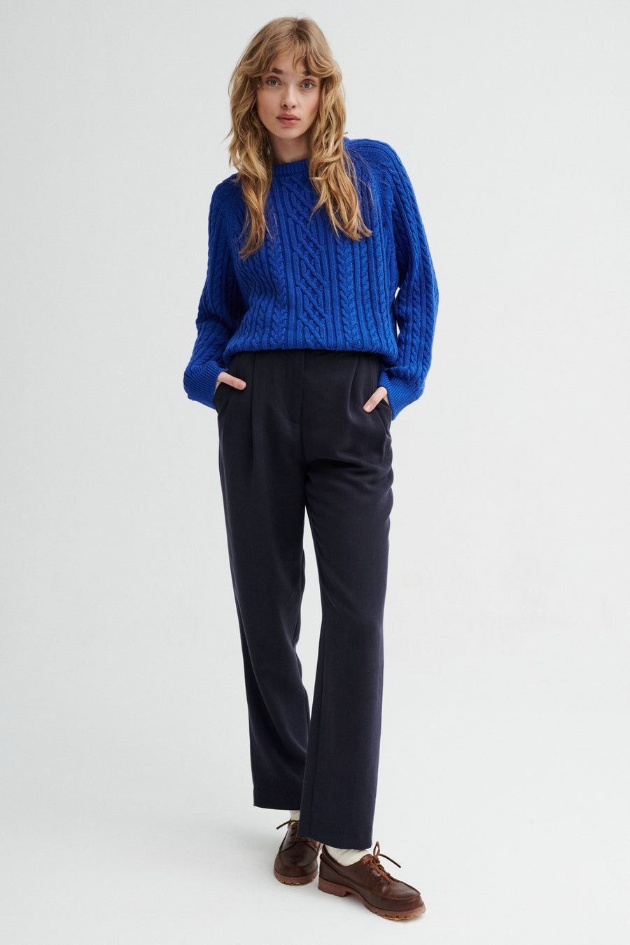 Spodnie z Tencelu™ / 05 / 17 / night blue *sweter-z-bawelny-organicznej-16-14-cobalt-blue*?Modelka ma 179 cm wzrostu i prezentuje rozmiar XS?