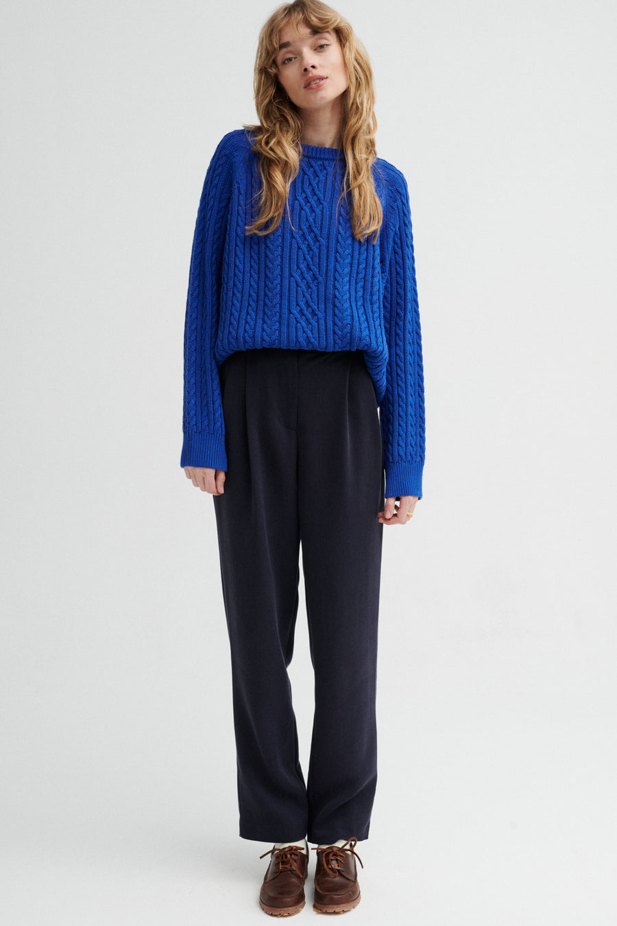 Sweter z bawełny organicznej / 16 / 14 / cobalt blue *spodnie-z-tencelu-05-17-night-blue* ?Modelka ma 179 cm i prezentuje rozmiar M/L?