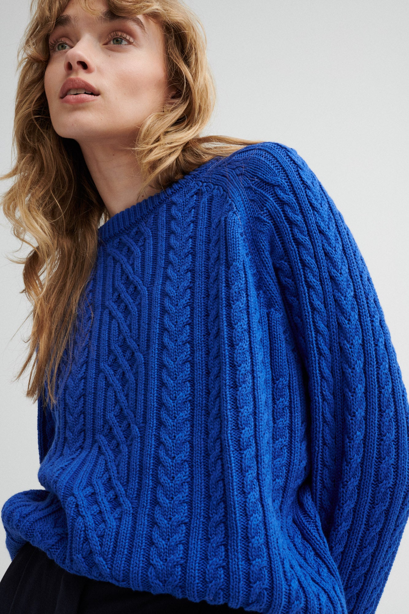 Sweter z bawełny organicznej / 16 / 14 / cobalt blue *spodnie-z-tencelu-05-17-night-blue* ?Modelka ma 179 cm i prezentuje rozmiar M/L?