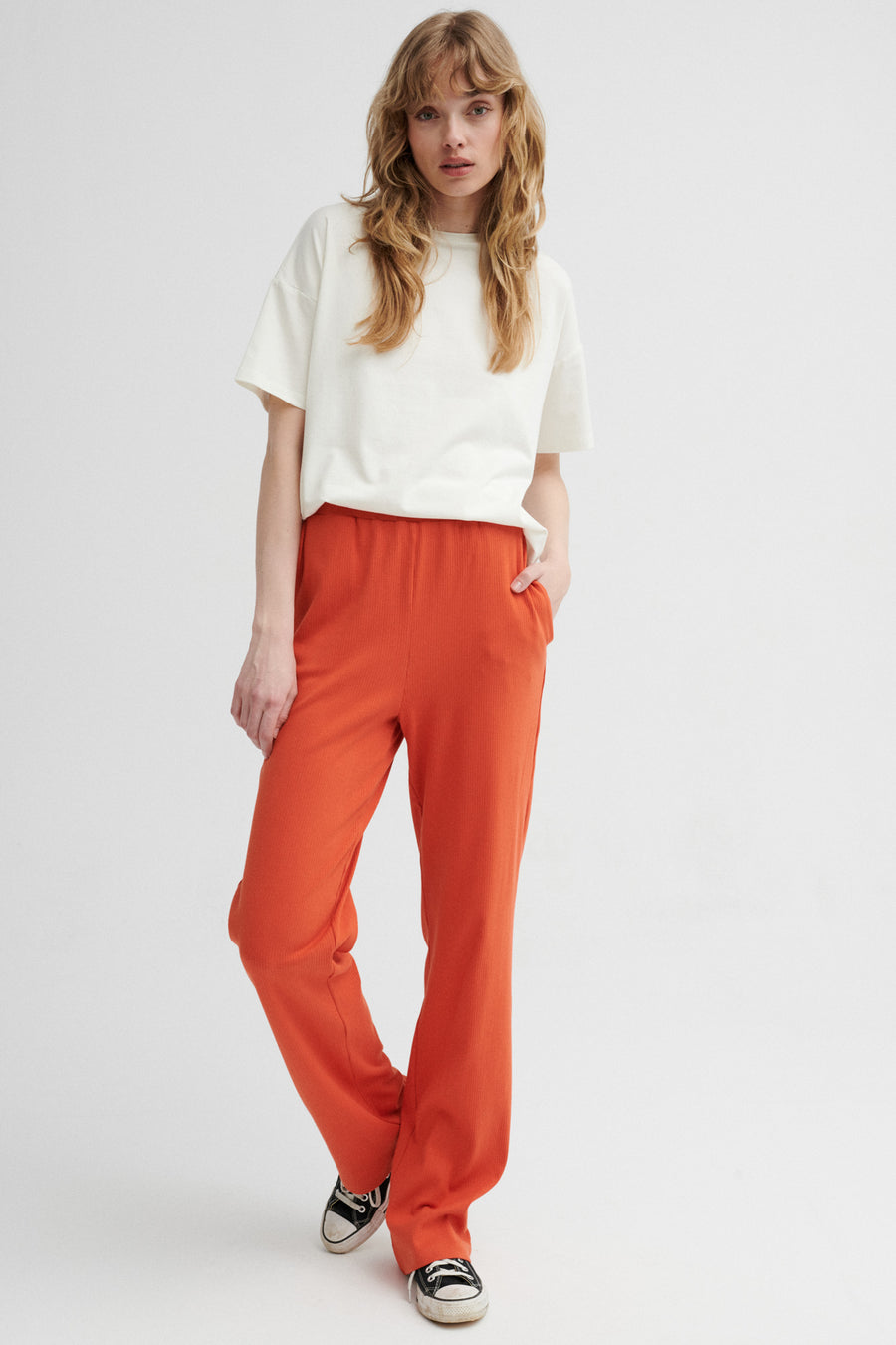 Spodnie z bawełny organicznej / 04 / 14 / spicy papaya PRE-ORDER *t-shirt-z-bawelny-organicznej-13-27-cream-white* ?Modelka ma 179 cm wzrostu i prezentuje rozmiar XS?