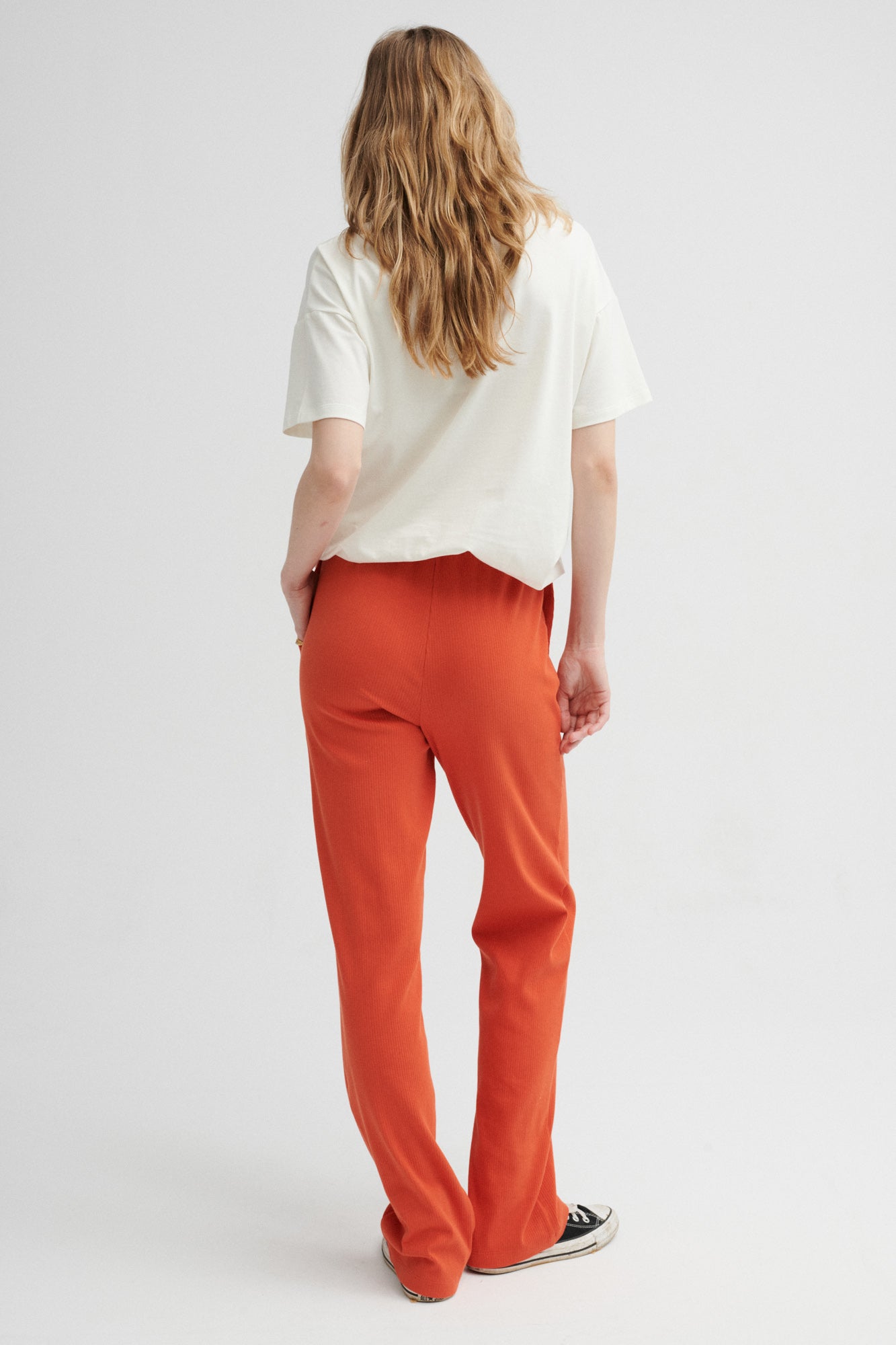 Spodnie z bawełny organicznej / 04 / 14 / spicy papaya  *t-shirt-z-bawelny-organicznej-13-27-cream-white* ?Modelka ma 179 cm wzrostu i prezentuje rozmiar XS?