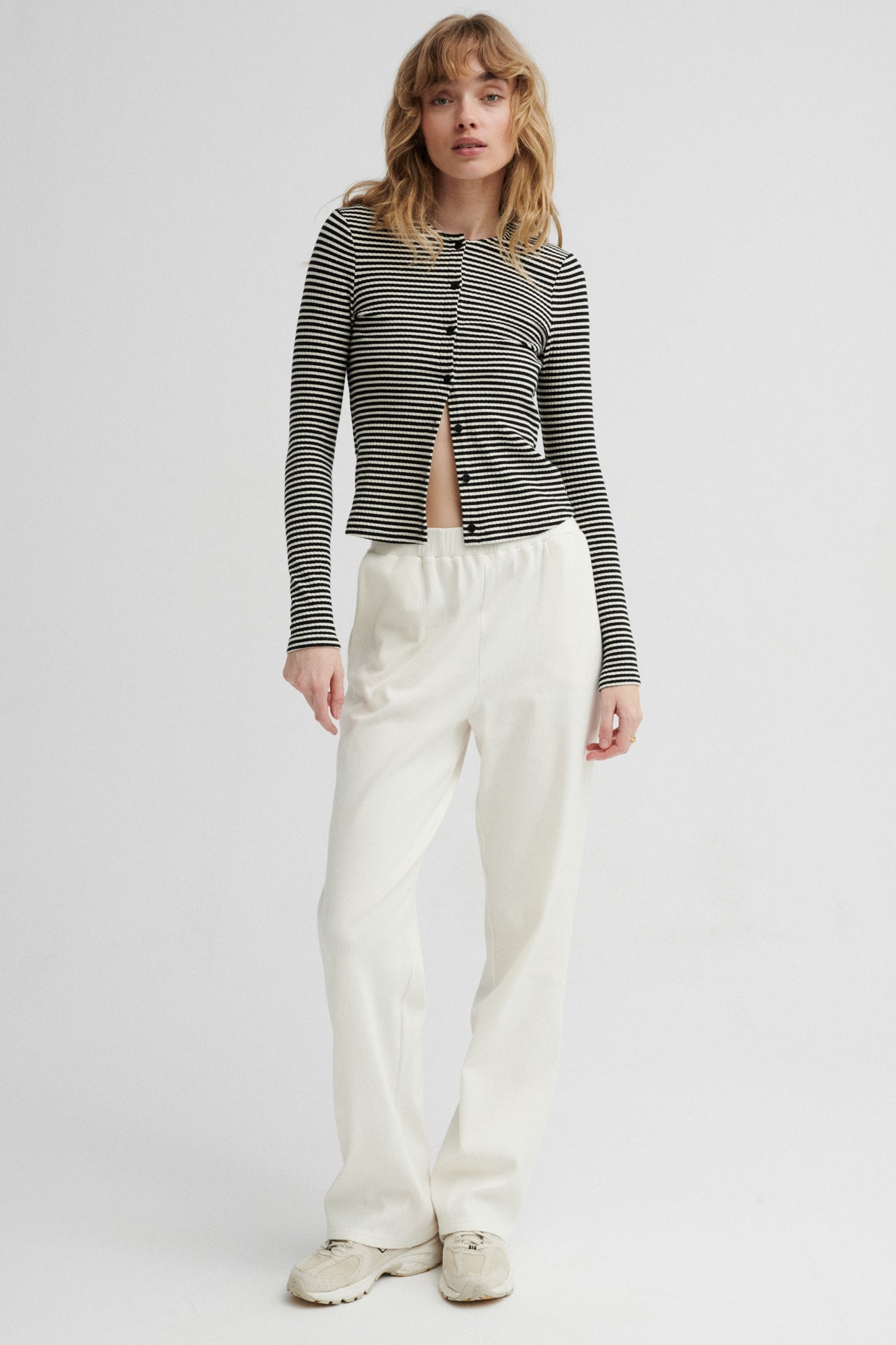 Spodnie z bawełny organicznej / 04 / 14 / cream white *longsleeve-z-bawelny-14-24-black-stripes* ?Modelka ma 179cm wzrostu i prezentuje rozmiar XS?