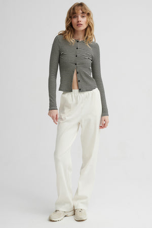 Spodnie z bawełny organicznej / 04 / 14 / cream white *longsleeve-z-bawelny-14-25-black-stripes* ?Modelka ma 179cm wzrostu i prezentuje rozmiar XS?