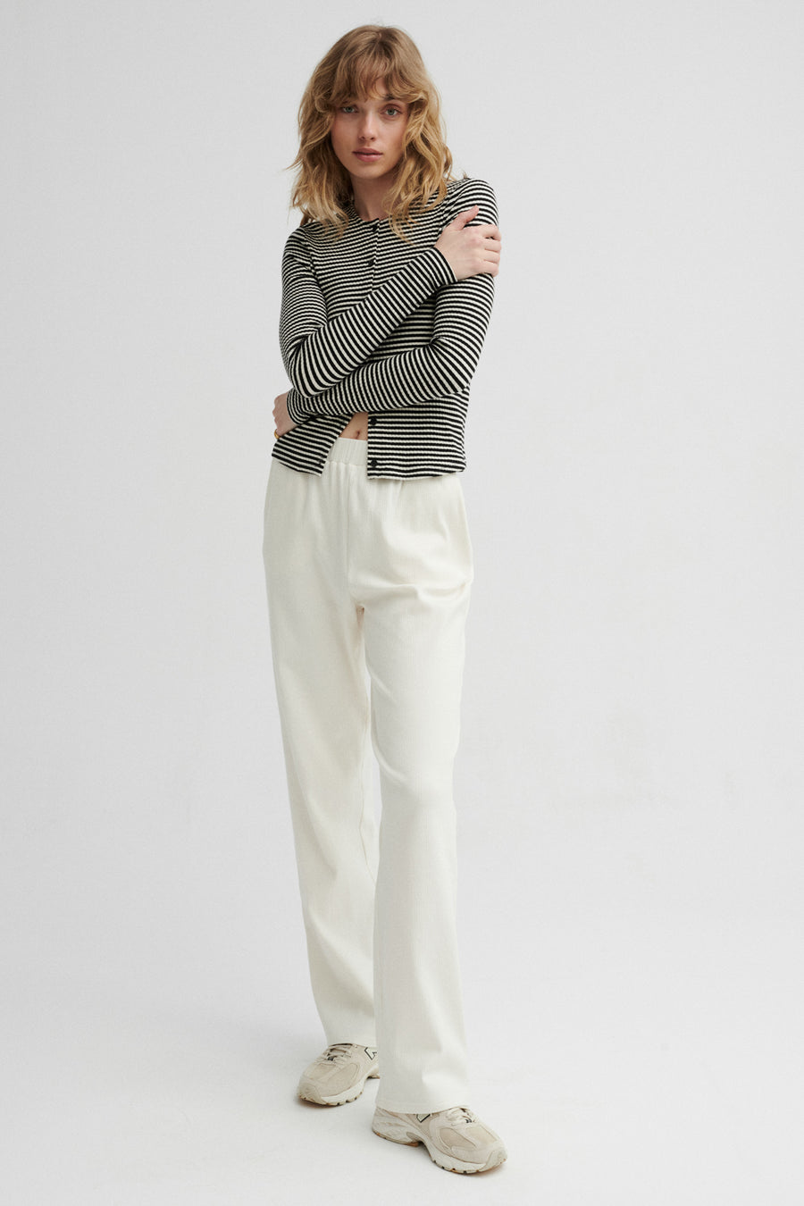 Spodnie z bawełny organicznej / 04 / 14 / cream white PRE-ORDER*longsleeve-z-bawelny-14-25-black-stripes* ?Modelka ma 179cm wzrostu i prezentuje rozmiar XS?