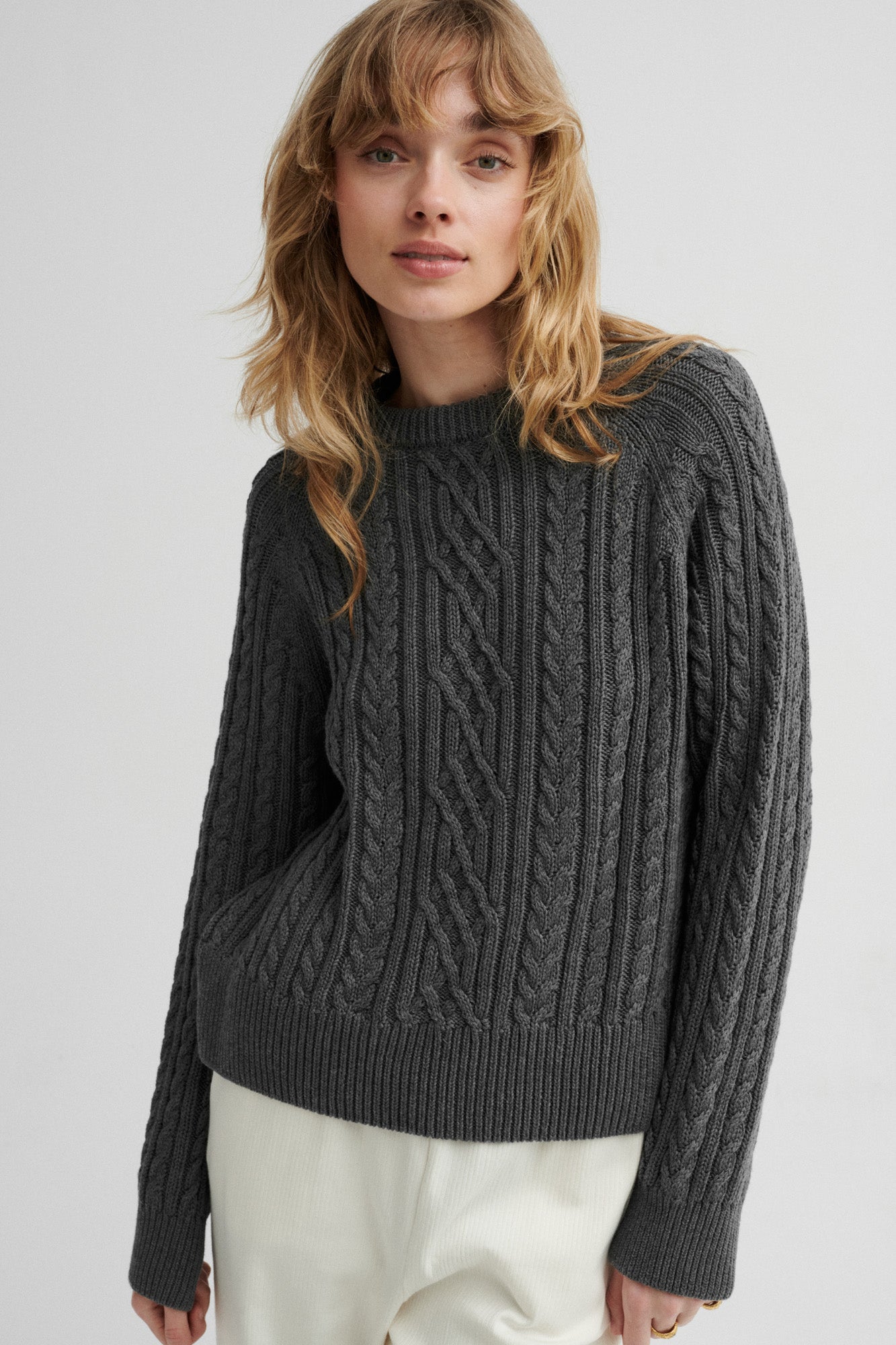 Sweter z bawełny organicznej / 16 / 14 / cloud grey *spodnie-z-bawelny-organicznej-04-14-cloud-grey* ?Modelka ma 179 cm wzrostu i prezentuje rozmiar XS/S?