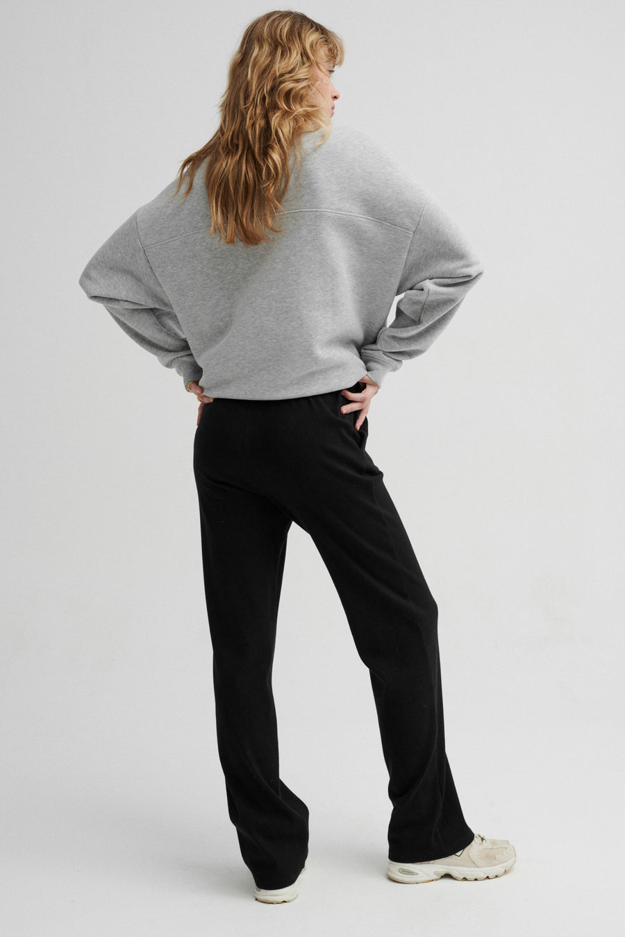 Spodnie z bawełny organicznej / 04 / 14 / onyx black *bluza-z-bawelny-organicznej-17-19-mist-grey* ?Modelka ma 179 cm wzrostu i prezentuje rozmiar XS?